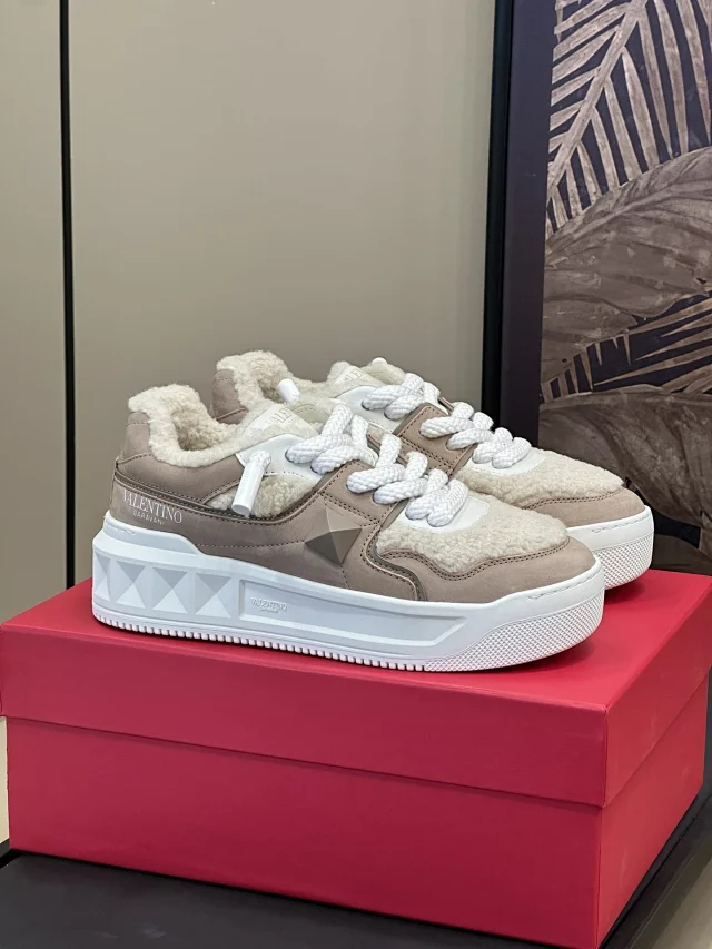 Valentino Garavani Sneakers One Stud low-top product detail image 24