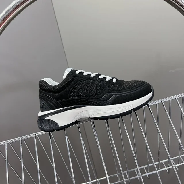 Chanel Sneakers Low-Top with Interlocking CC Logo product detail image 1