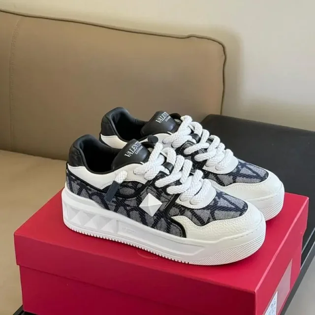 Valentino Garavani Sneakers One Stud low-top product detail image 3