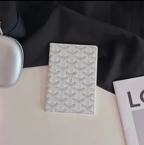 Goyard Saint Louis Passport Holder White Chevron Pattern Card Holder - 1