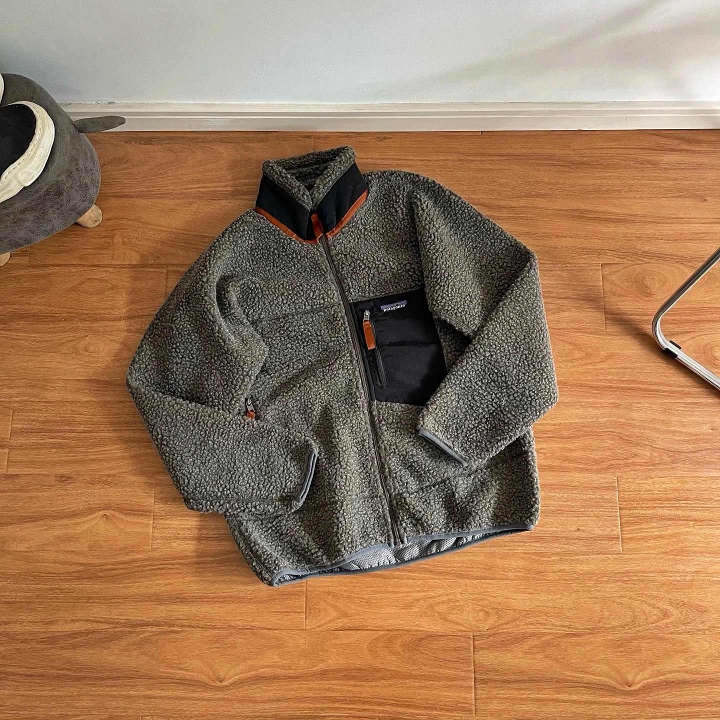 灰黑色 Grayish black