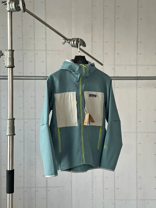 Patagonia Jackets Hooded full-zip color-block jacket product detail image 11