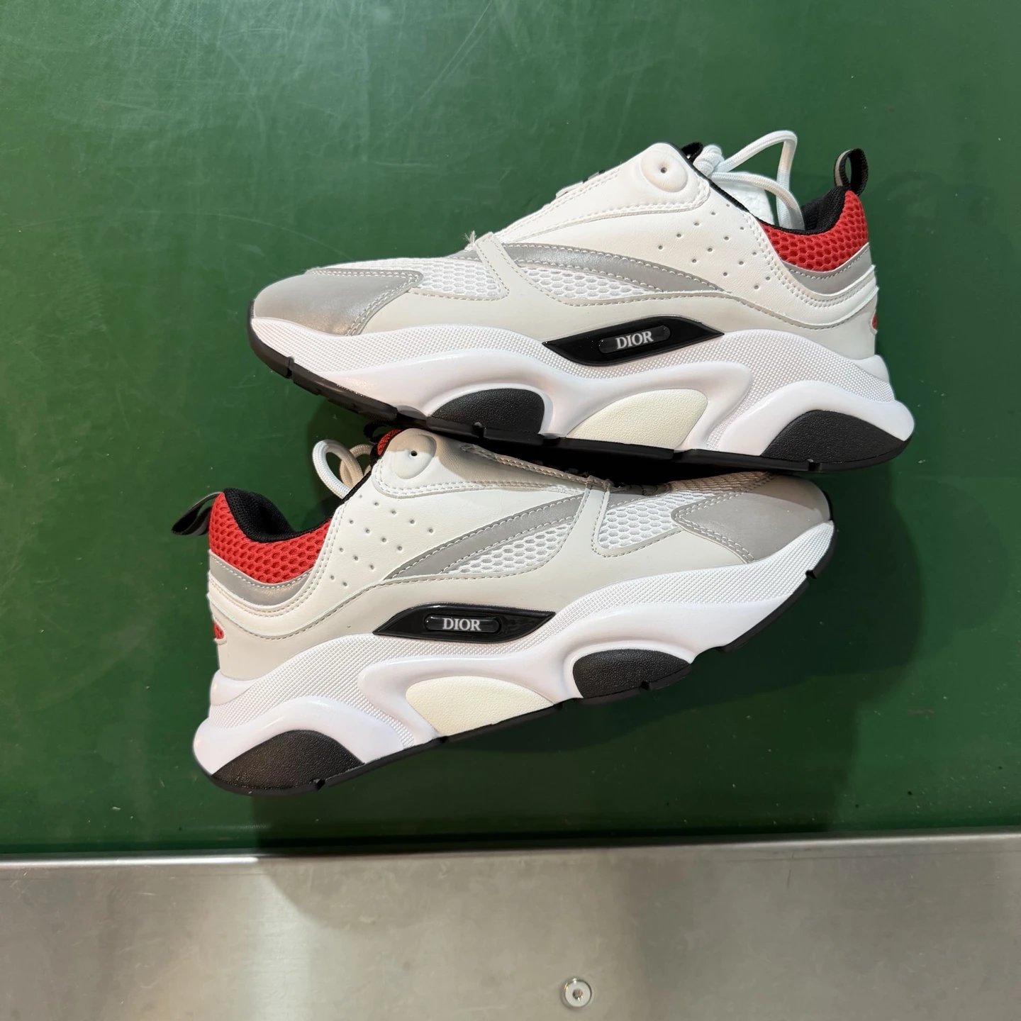 H260 white red