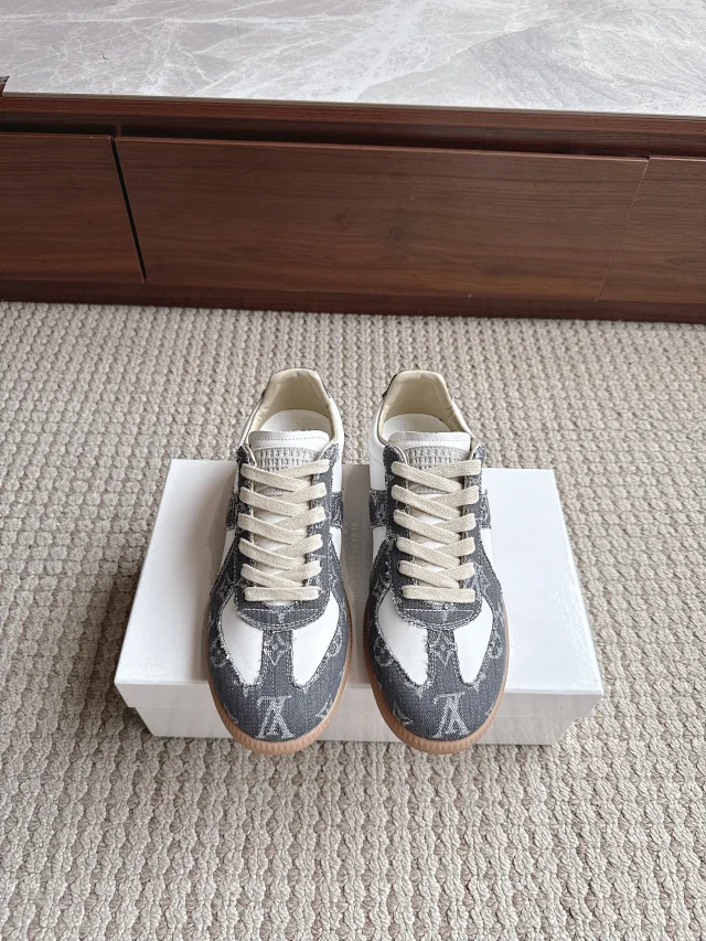 Maison Margiela Sneakers Low-Top Lace-Up with Gum Soles product detail image 1