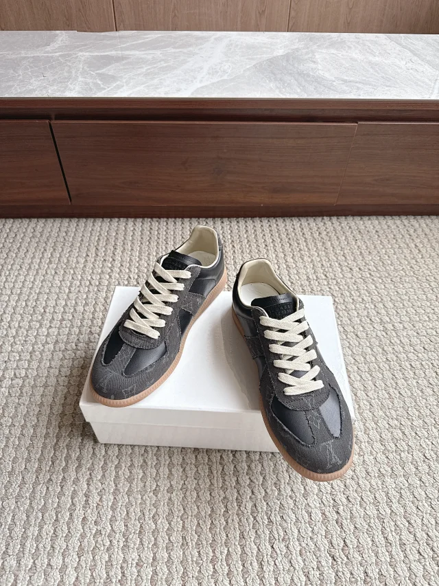 Maison Margiela Sneakers Low-Top Lace-Up with Gum Soles product detail image 9