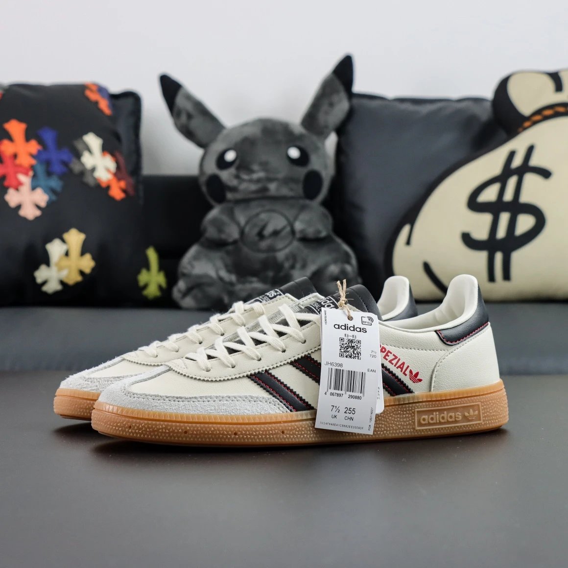 白黑色阿迪 JH6398