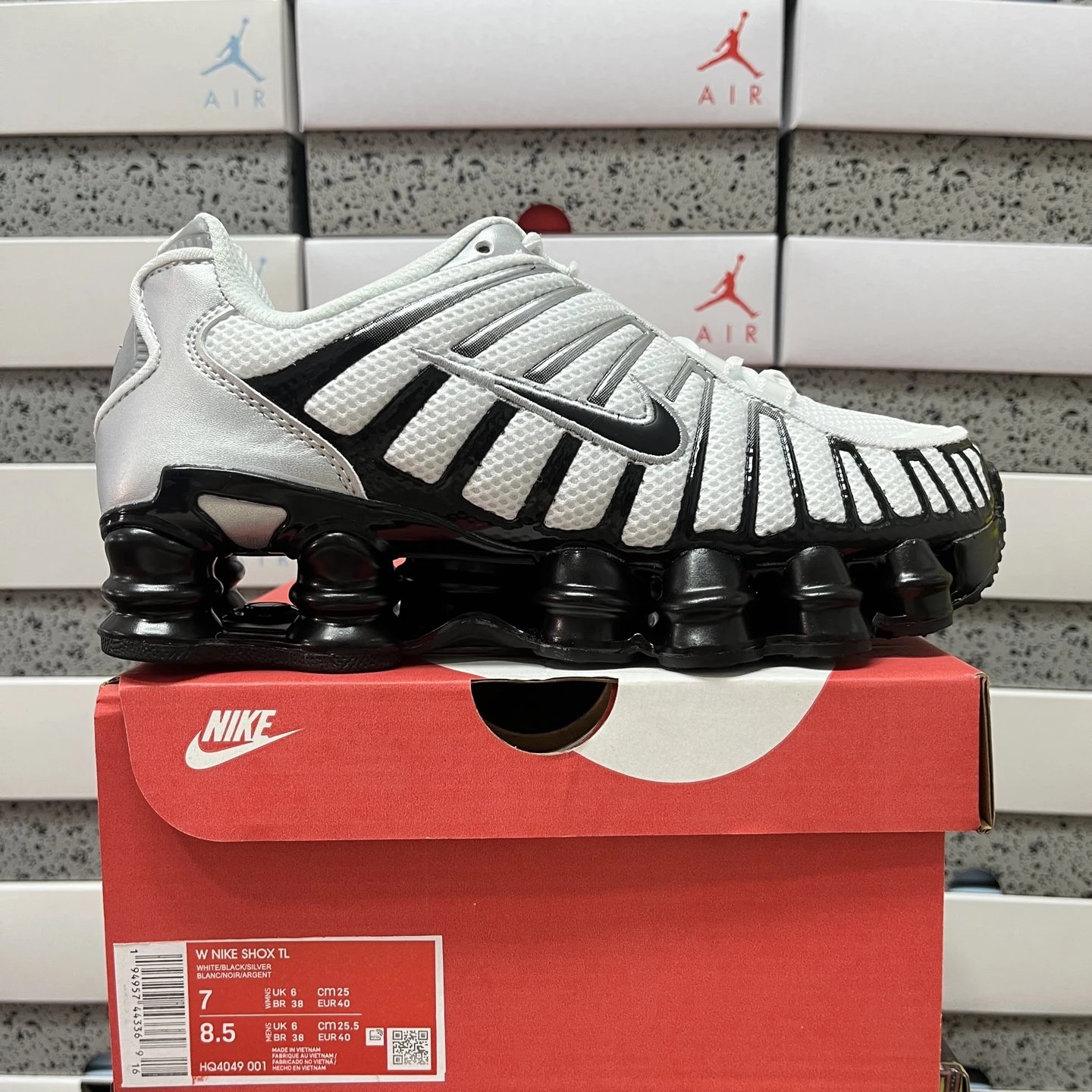 HQ4049-001 Black White