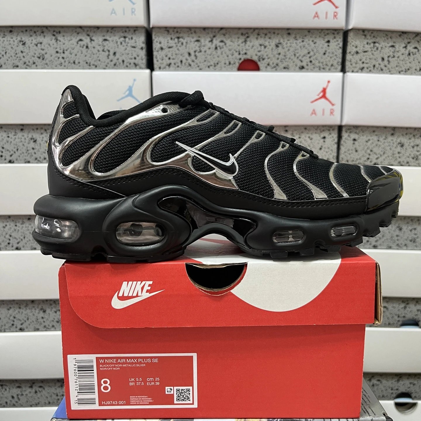 HJ9743-001 Black White