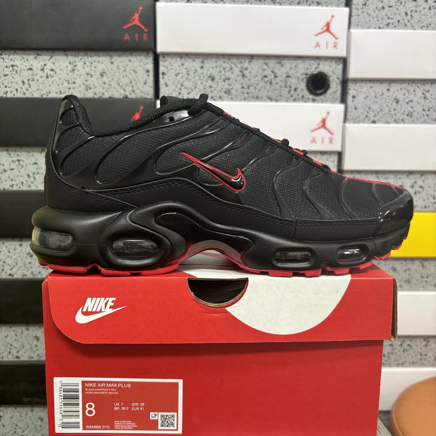 IM4868-010 Black Red