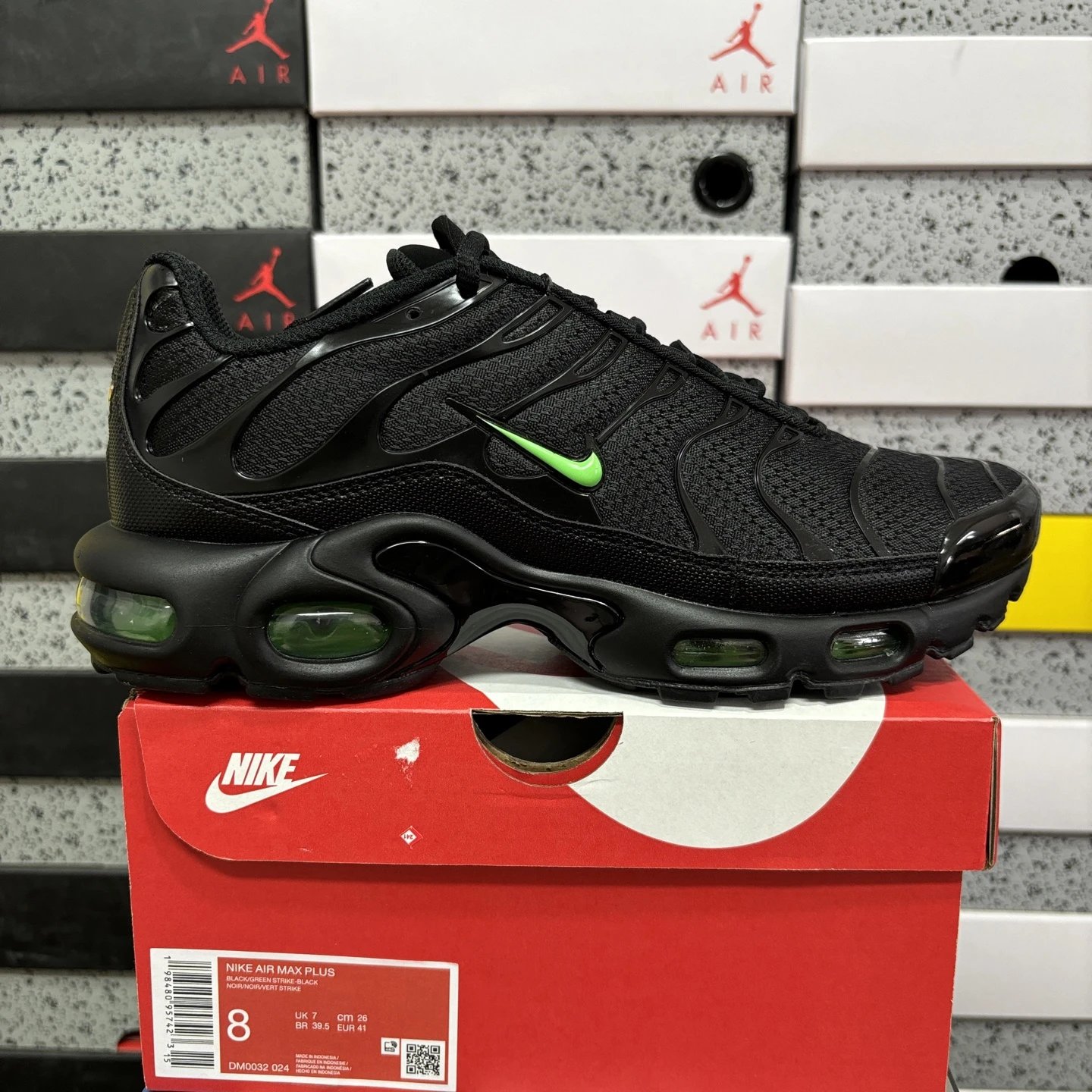DM0032-024 Black Green