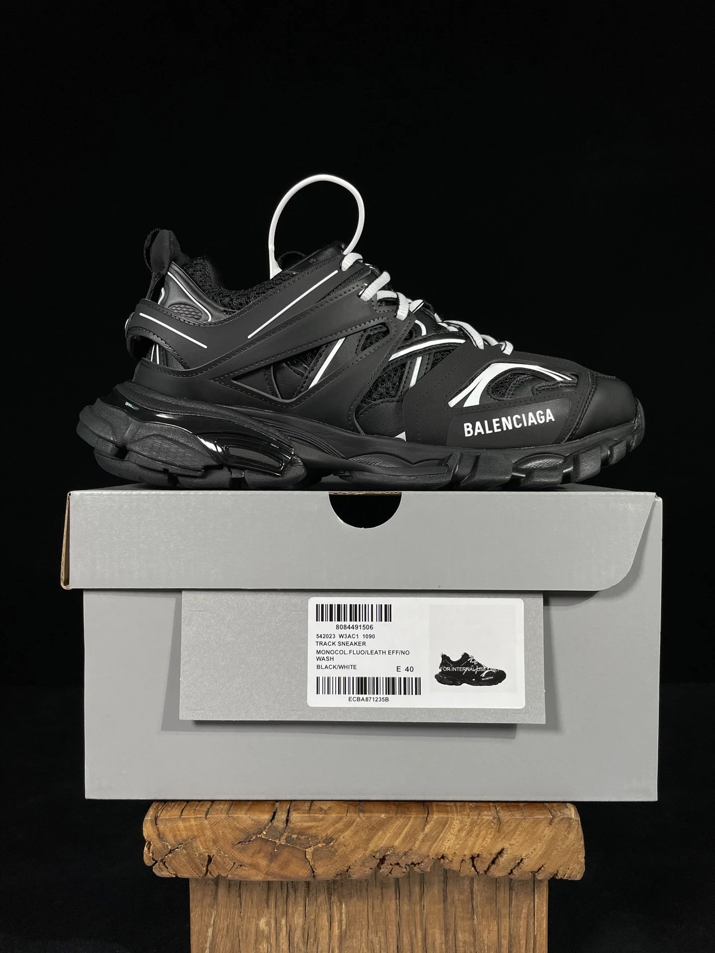 VG3.0 1090 Black and White