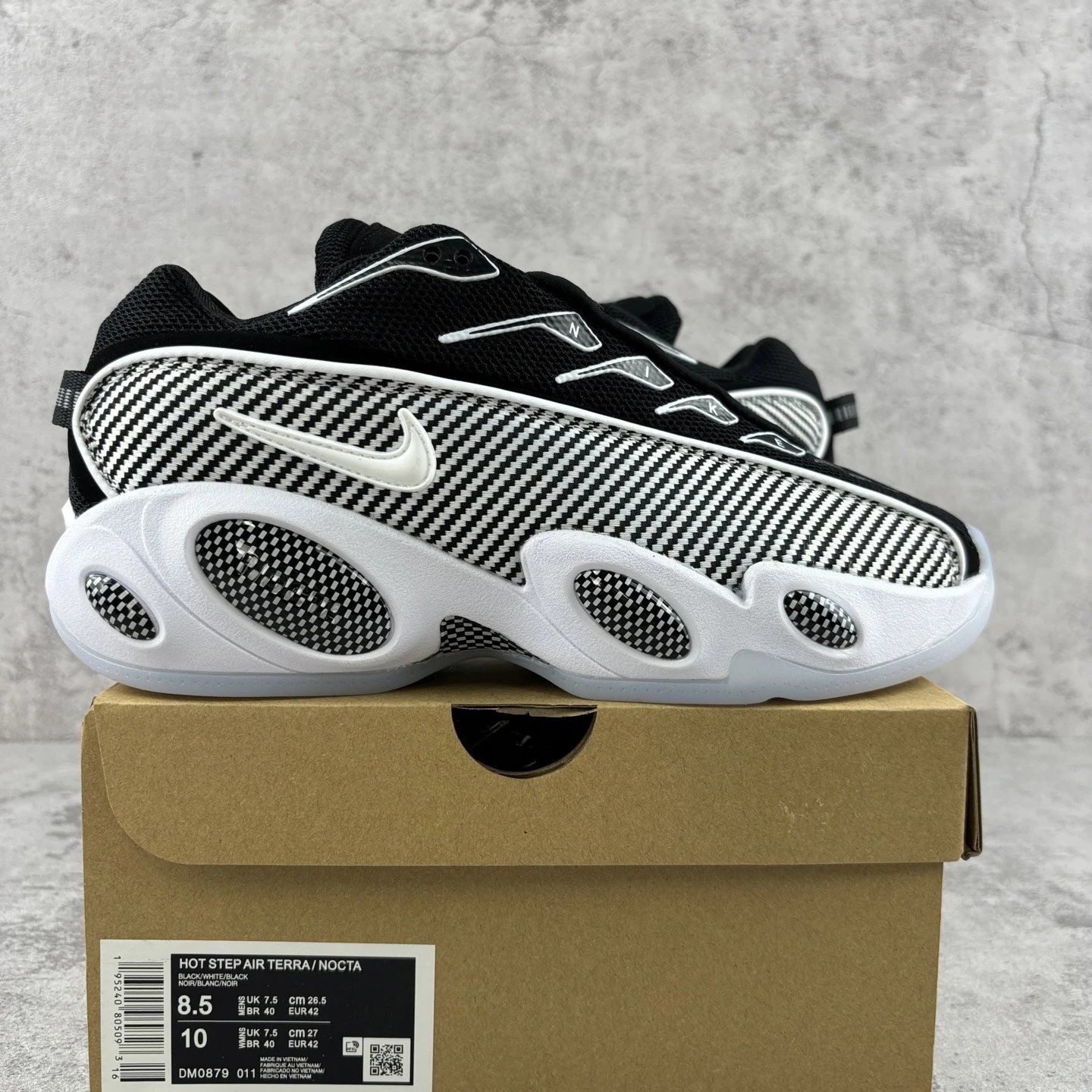 First generation white and black DM0879-011 40-46