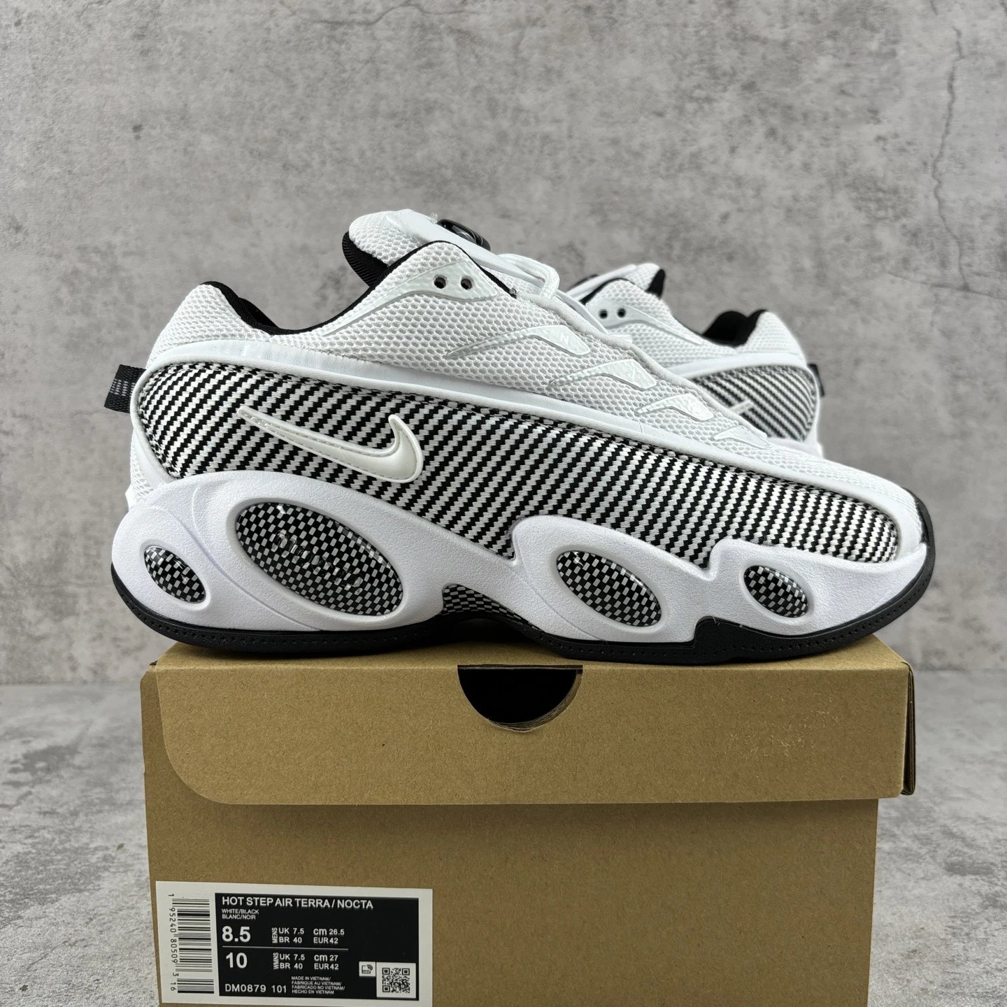 First generation white grey DM0879-101