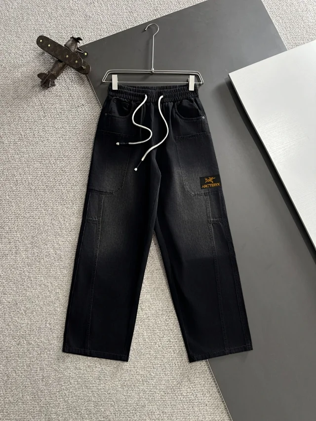 Arc'teryx Trousers Loose-fit cargo with elastic drawstring waist product detail image 3