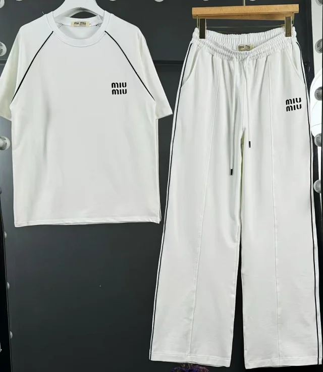 Balenciaga Mixed branded short-sleeve T-shirt and track-pants sets product detail image 7