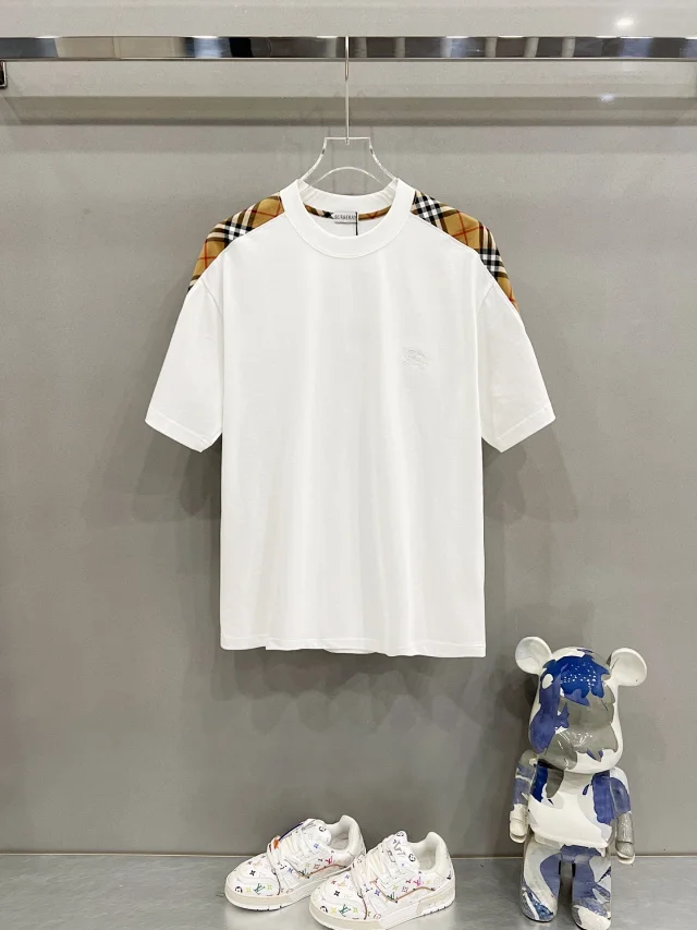 Burberry T-Shirts Short-Sleeve Logo and Graphic T-Shirt product detail image 14