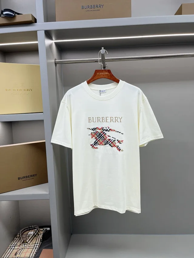 Burberry T-Shirts Short-Sleeve Logo and Graphic T-Shirt product detail image 4