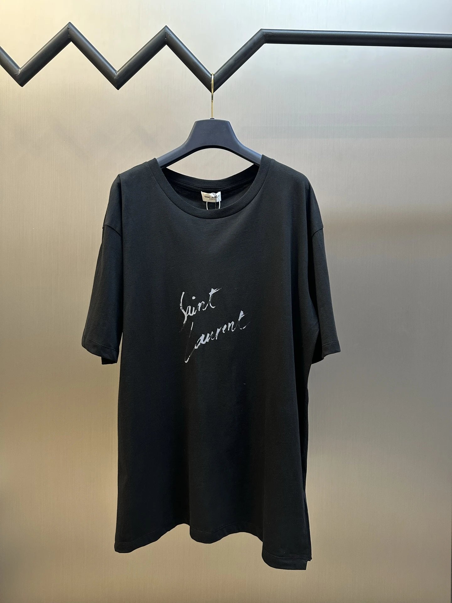 天花板级别 YSL 花体字母印花logo 潮流时尚休闲百搭圆领舒适质感轻薄透气短袖T恤 OS宽松版型 26ss春夏新品 男女同款 黑色