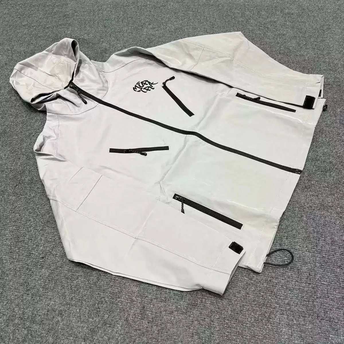 灰色