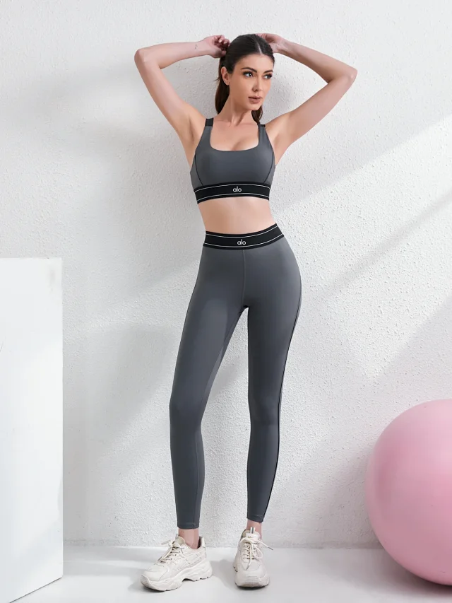 Alo Matching Sets Sports bra and high-waisted leggings set with contrast piping product detail image 4