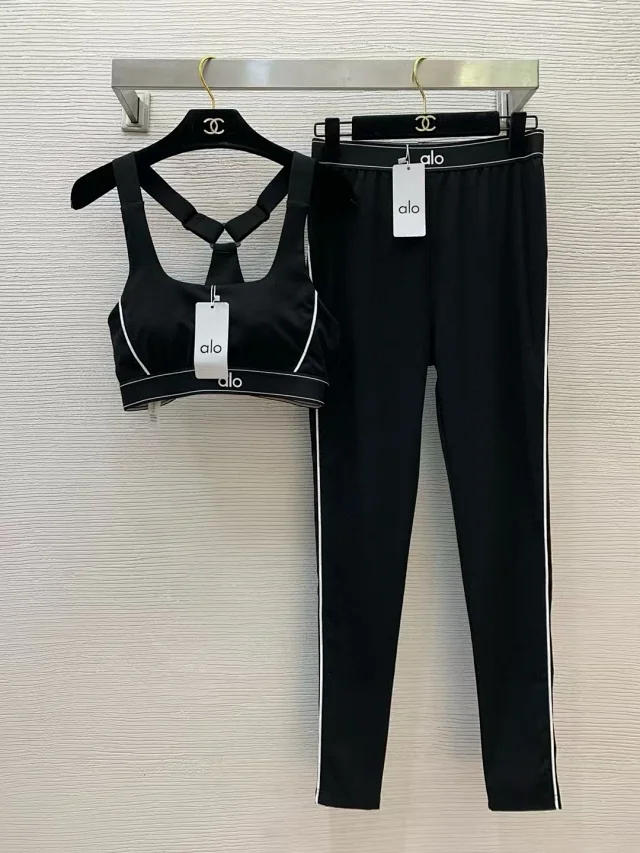Alo Matching Sets Sports bra and high-waisted leggings set with contrast piping product detail image 13