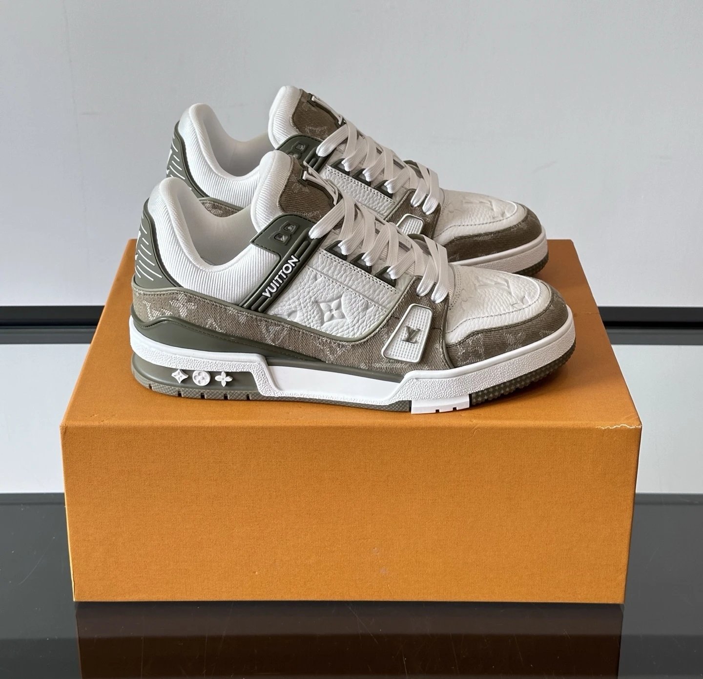 Louis Vuitton Trainer Monogram Olive White