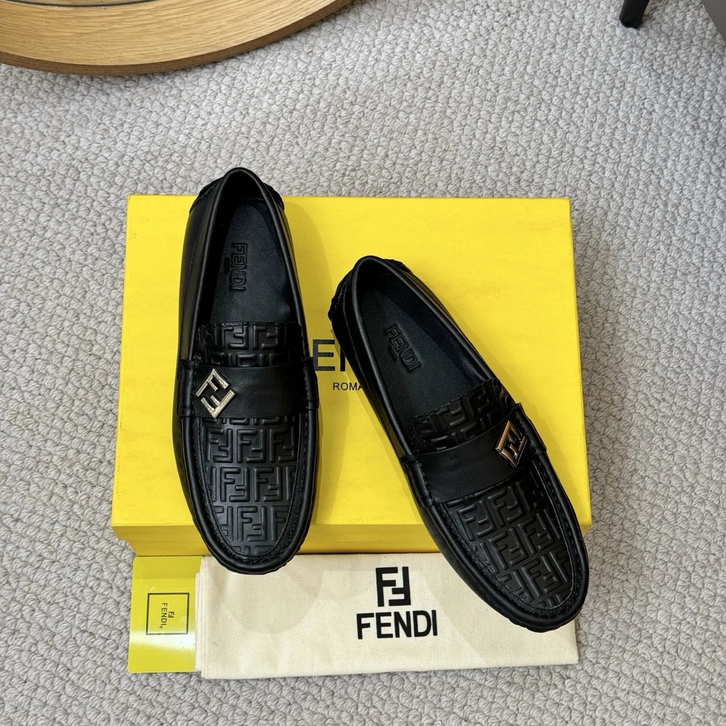 Fendi FF Logo Loafers [12 styl