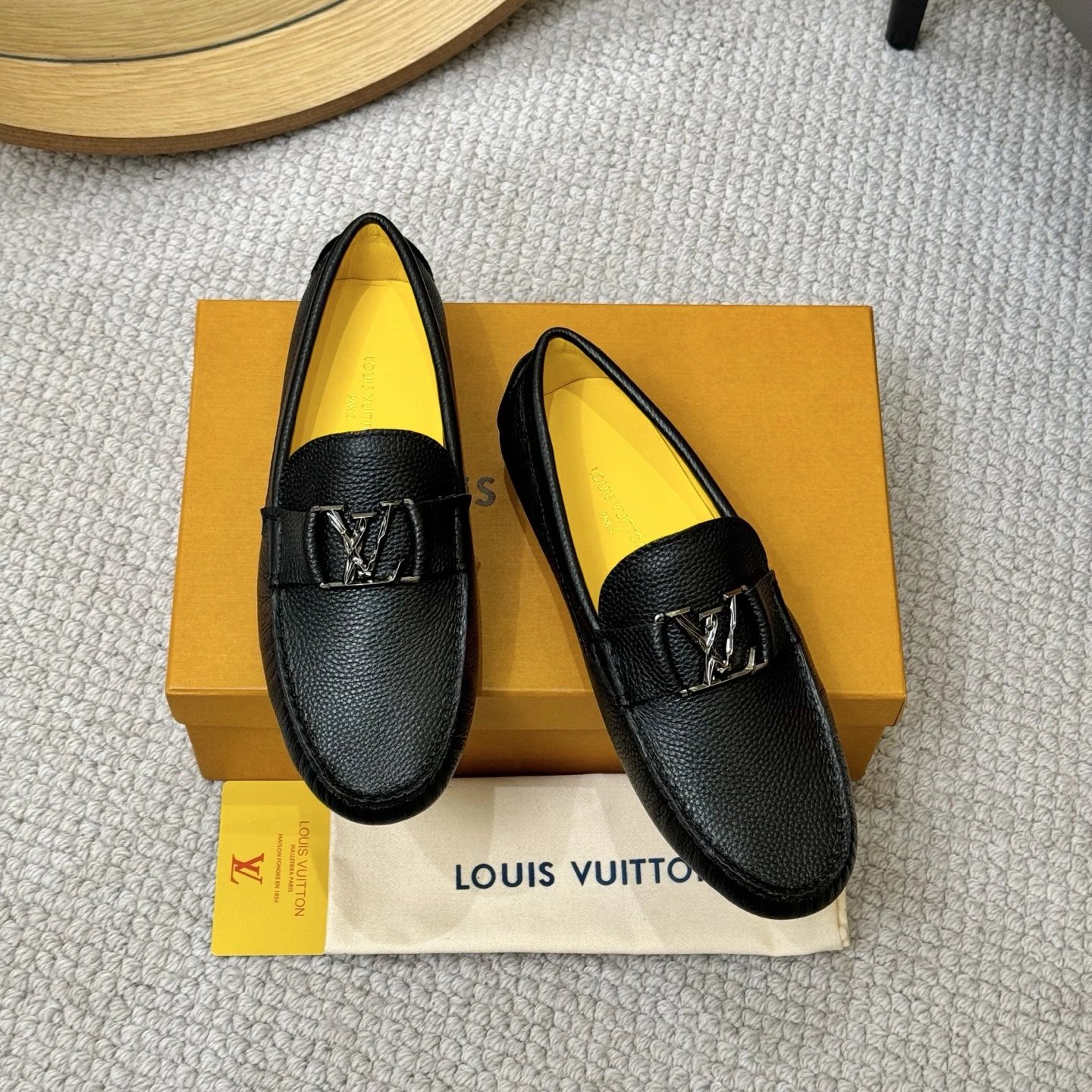 Louis Vuitton LV Signature Loa