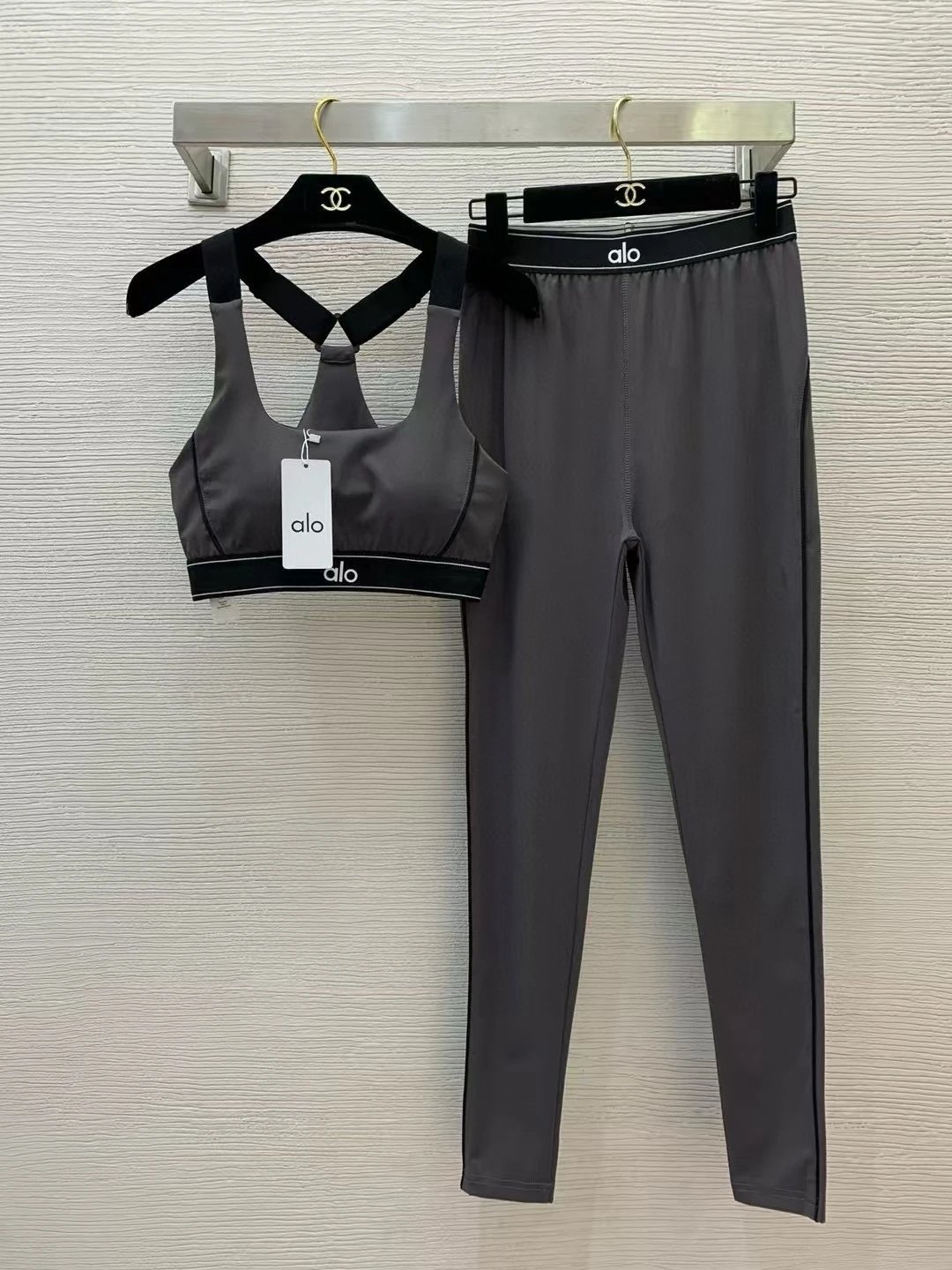 Alo Matching Sets Sports bra and high-waisted leggings set with contrast piping image 13