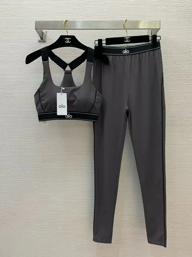 Alo Matching Sets Sports bra and high-waisted leggings set with contrast piping product detail image 14