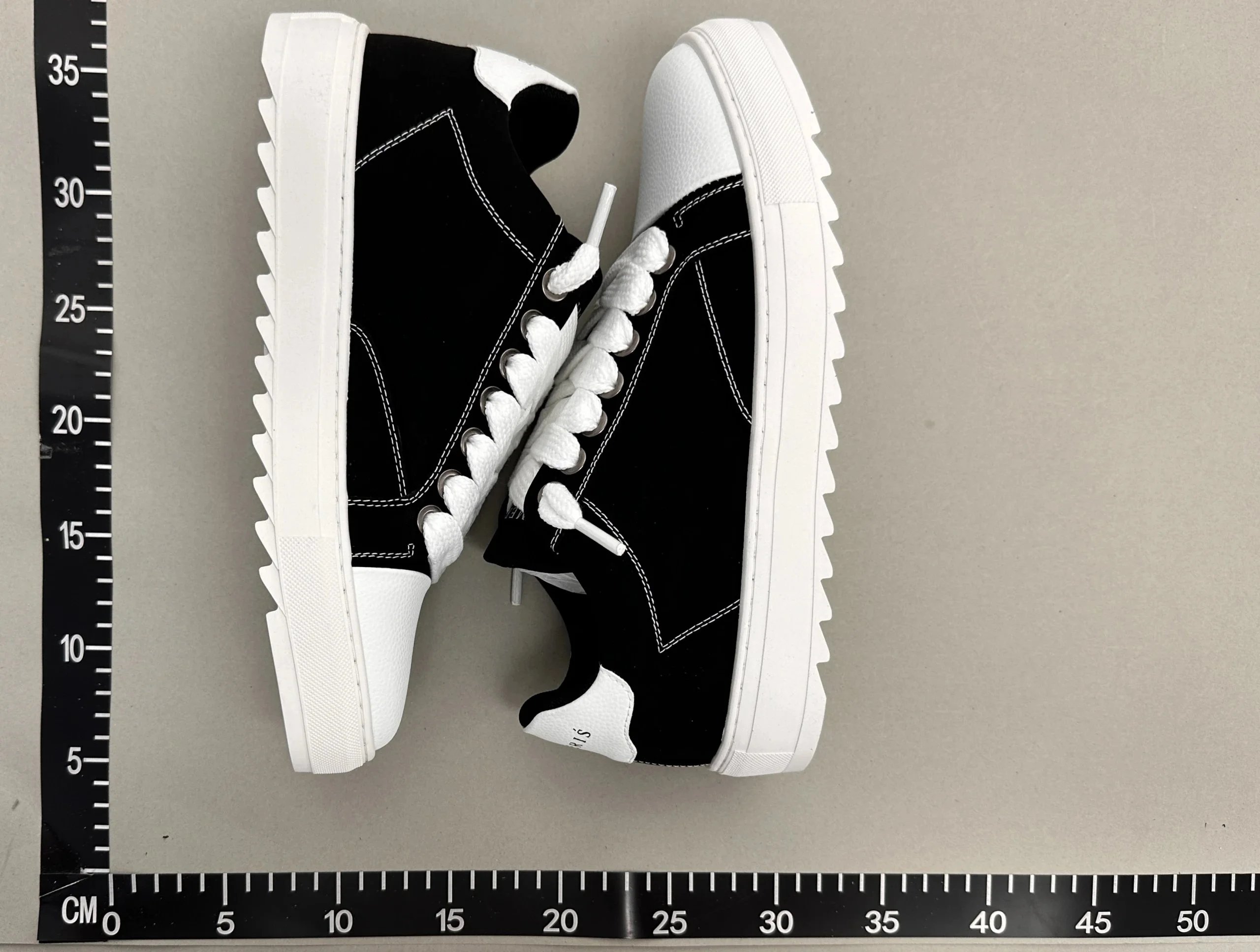 Design Denim-Style Sneakers with Pink Laces Black / White - 9