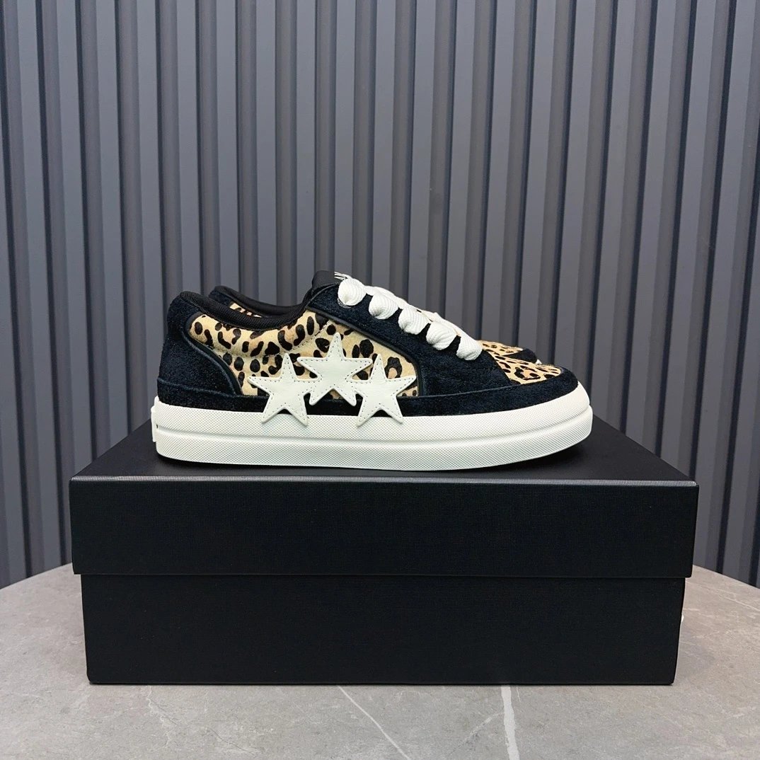 Design Star-Embellished Low-Top Sneakers in Pastel Blue and Beige - 10