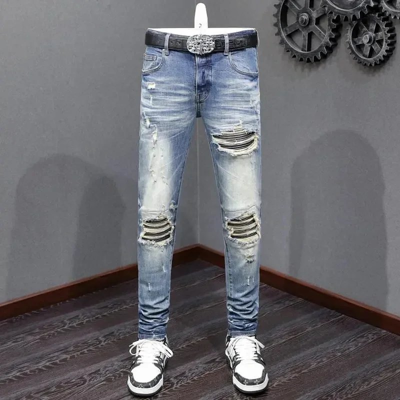 Design Slim Fit Distressed Gray Jeans with Embellished Belt - 4