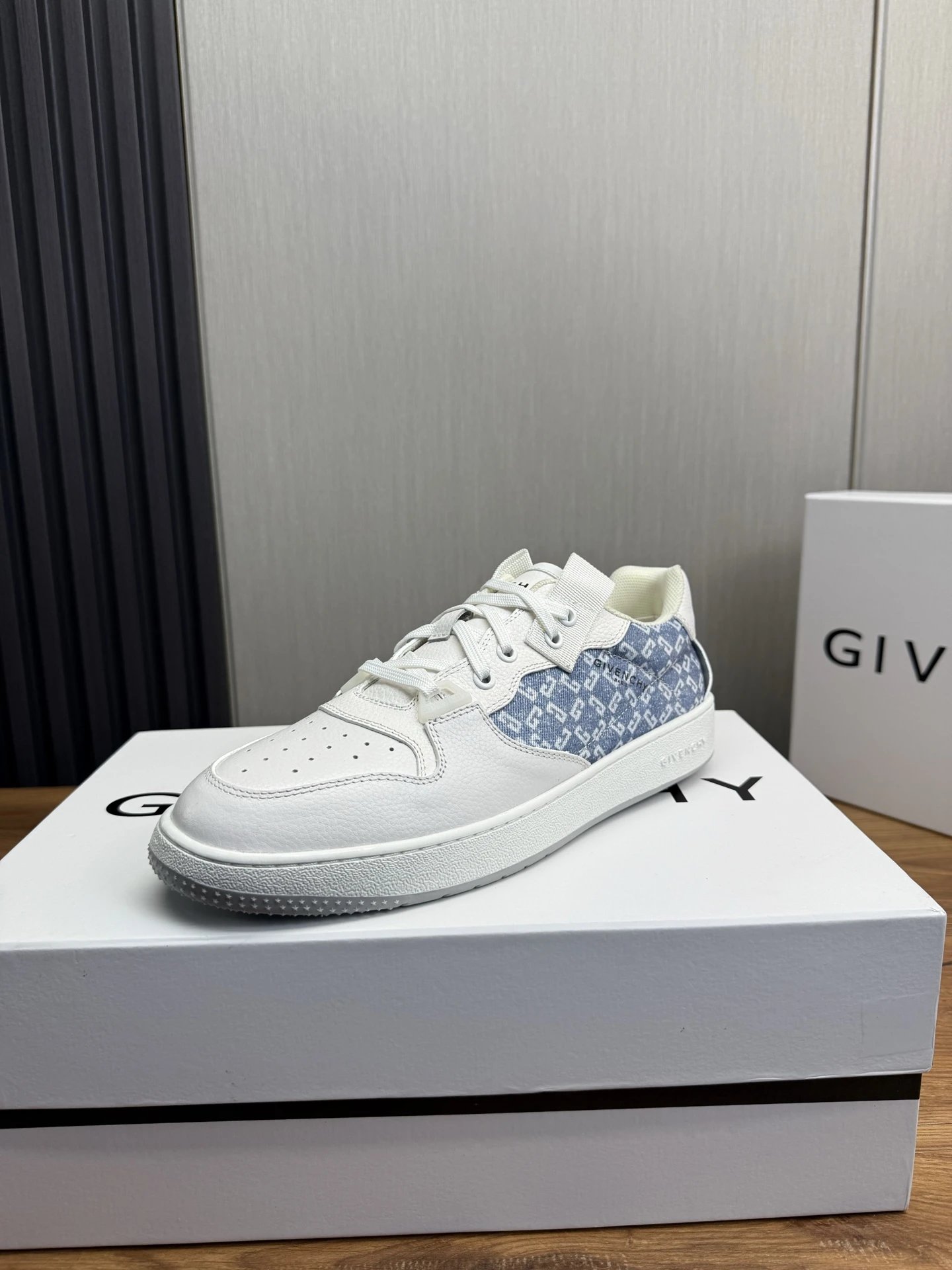 Givenchy Urban Street Sneakers Black / White Chunky Sneakers - 7