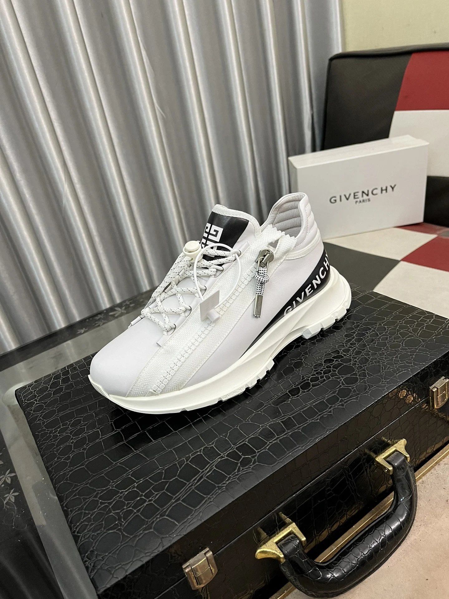 Givenchy Urban Street Sneakers Black / White Chunky Sneakers - 10