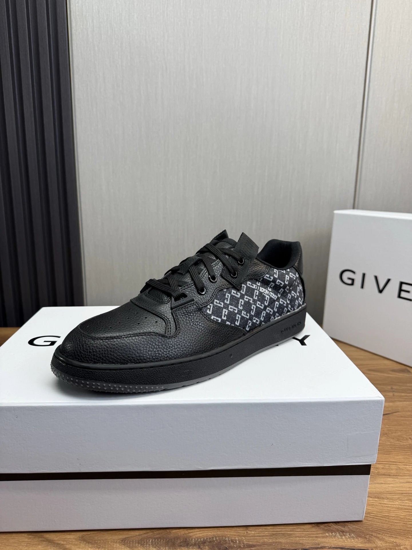 Givenchy Urban Street Sneakers Black / White Chunky Sneakers - 8