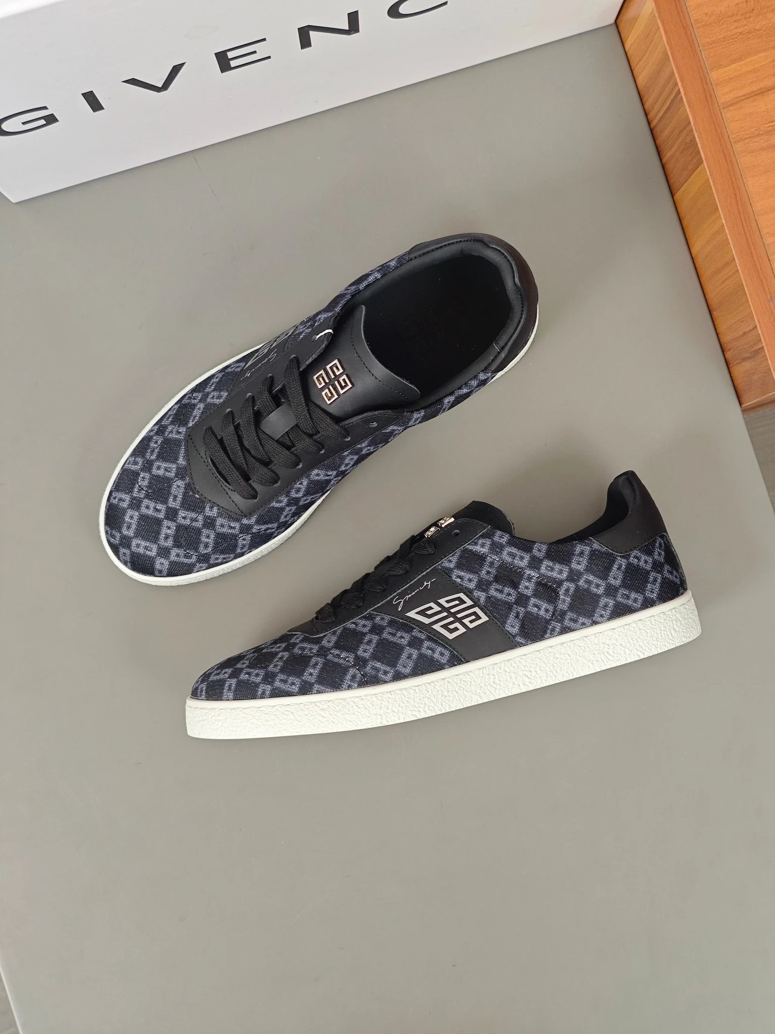 Givenchy Urban Street Sneakers Black White Grid Logo Sneakers Chunky Sneakers - 8