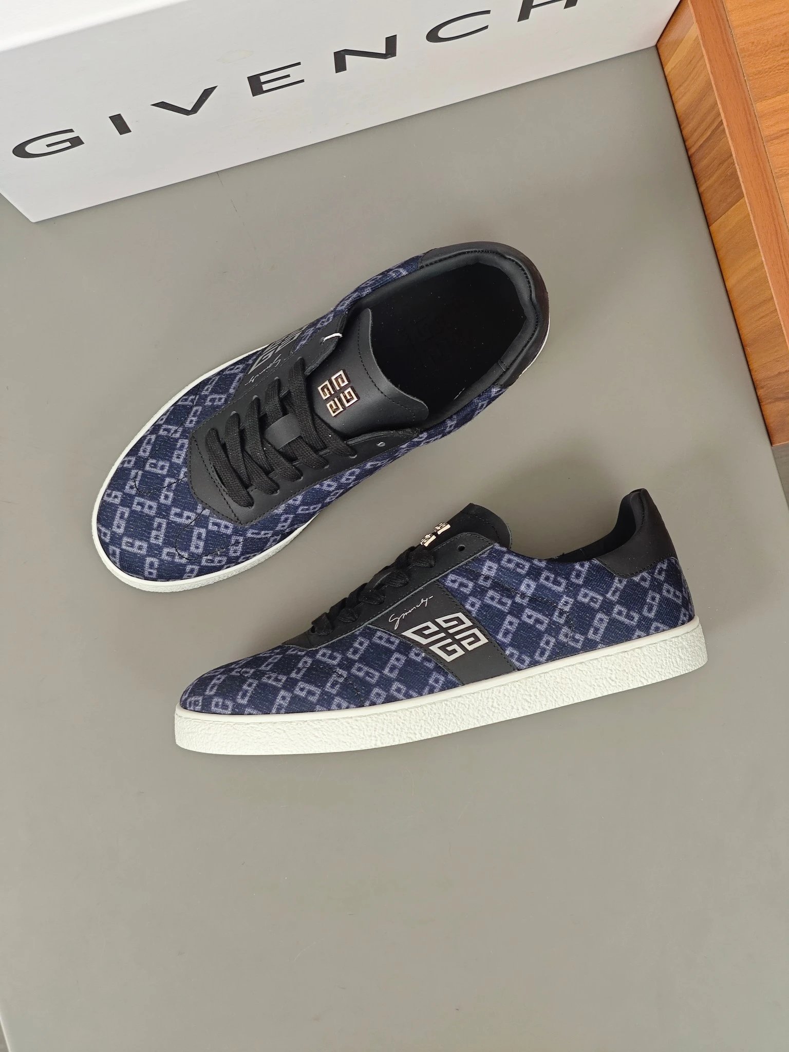 Givenchy Urban Street Sneakers Black White Grid Logo Sneakers Chunky Sneakers - 10