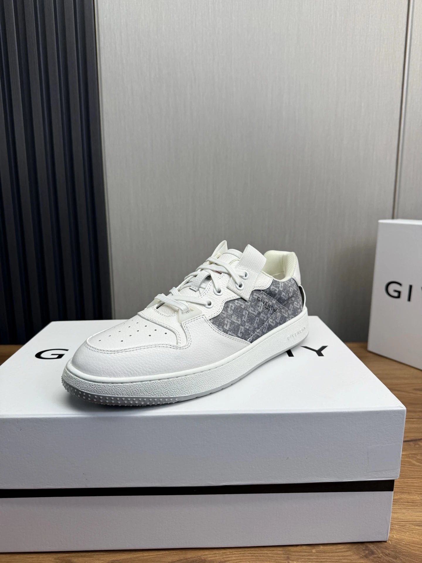 Givenchy Urban Street Sneakers Black / White Chunky Sneakers - 6