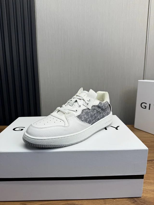 Givenchy Sneakers Low-Top Lace-Up with Monogram Side Panels product detail image 4