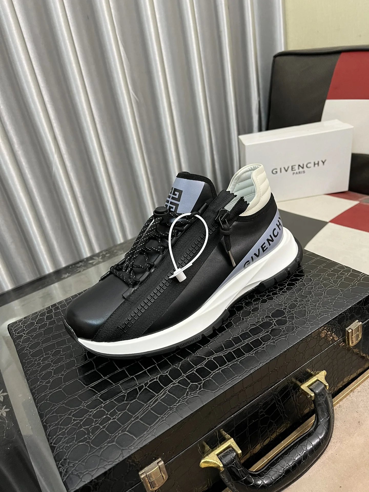 Givenchy Urban Street Sneakers Black / White Chunky Sneakers - 9