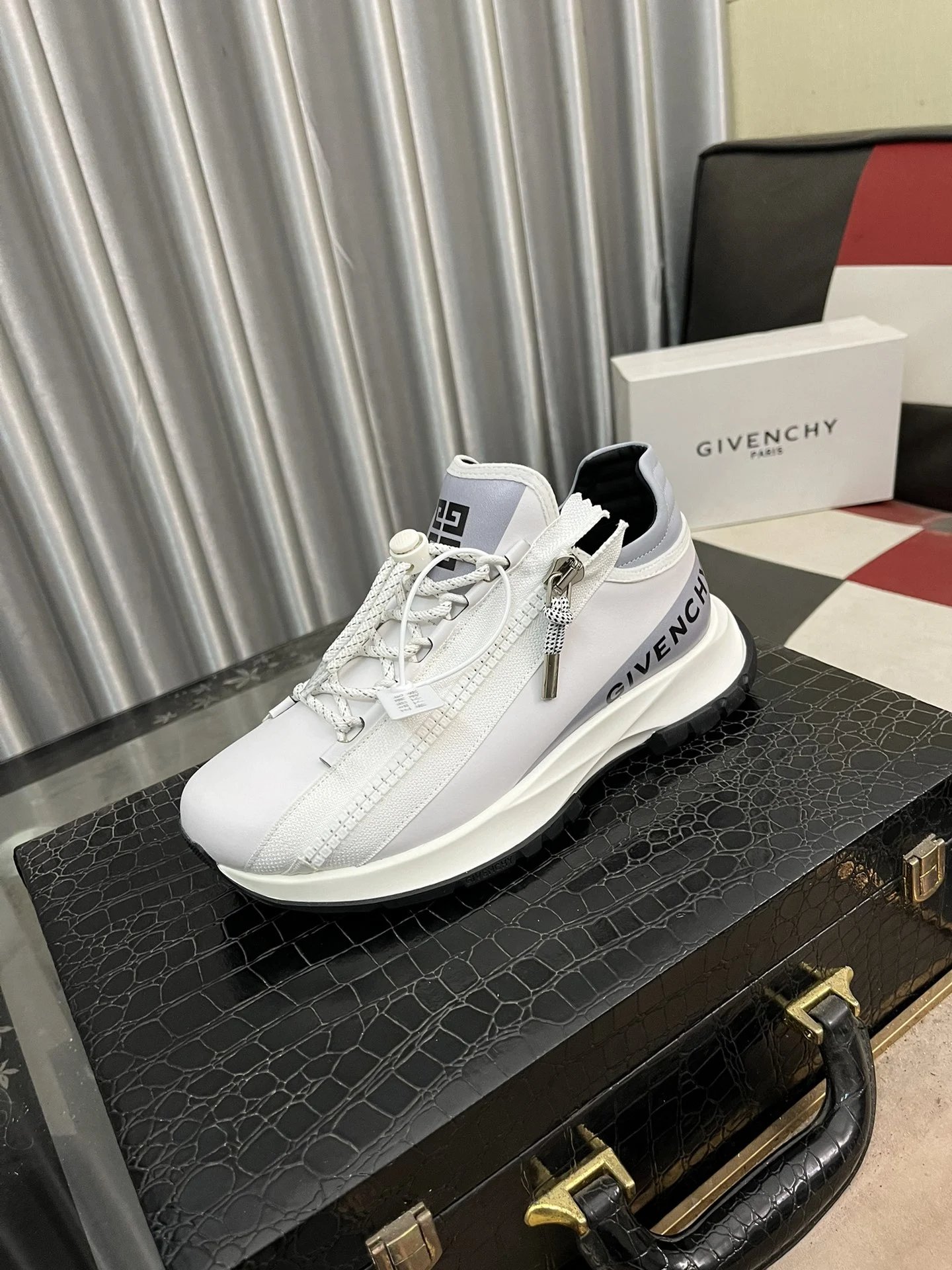 Givenchy Urban Street Sneakers Black / White Chunky Sneakers - 11