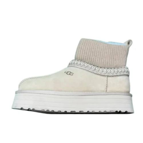 UGG 753