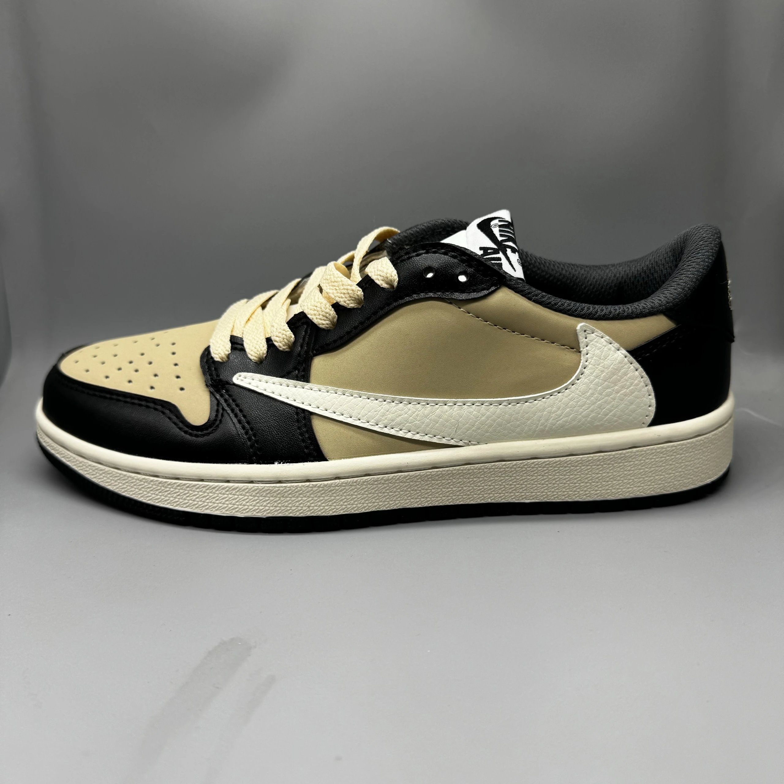 Nike Sneakers Low-top with reverse Swoosh — 22