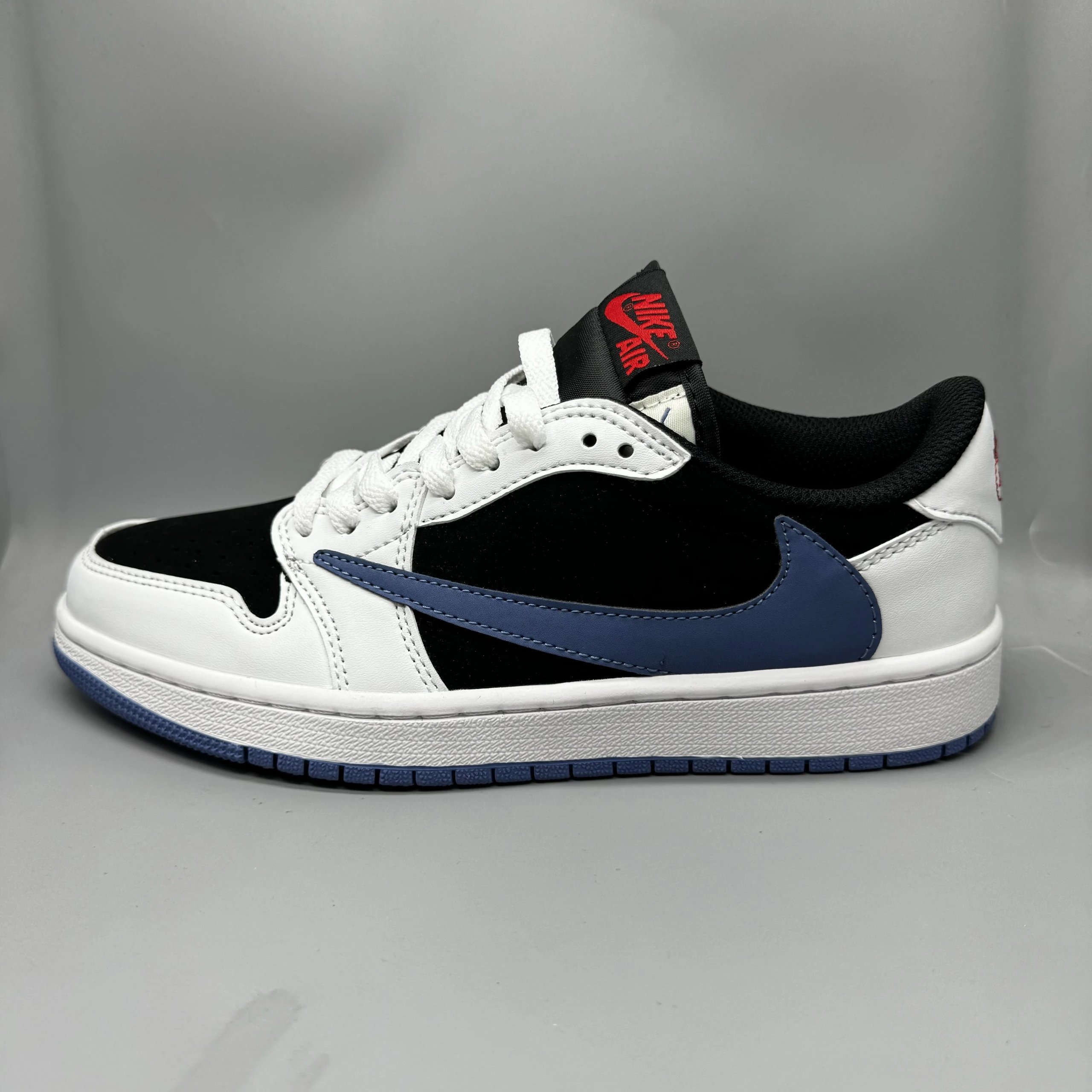 Nike Sneakers Low-top with reverse Swoosh — 21