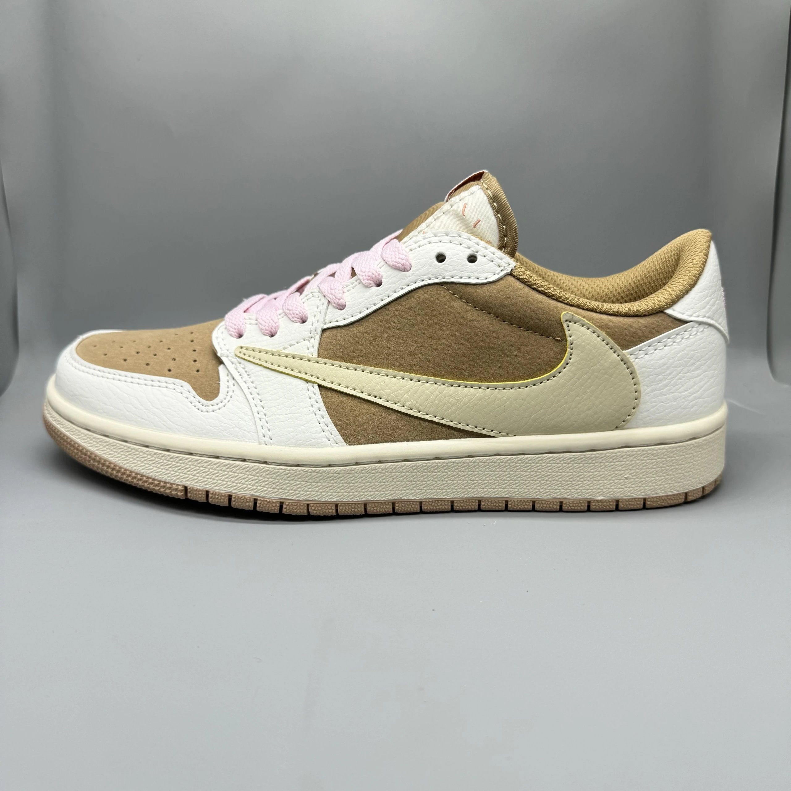 Nike Nike Air Jordan 1 Low Travis Scott 'Cactus Jack' Sneakers Beige