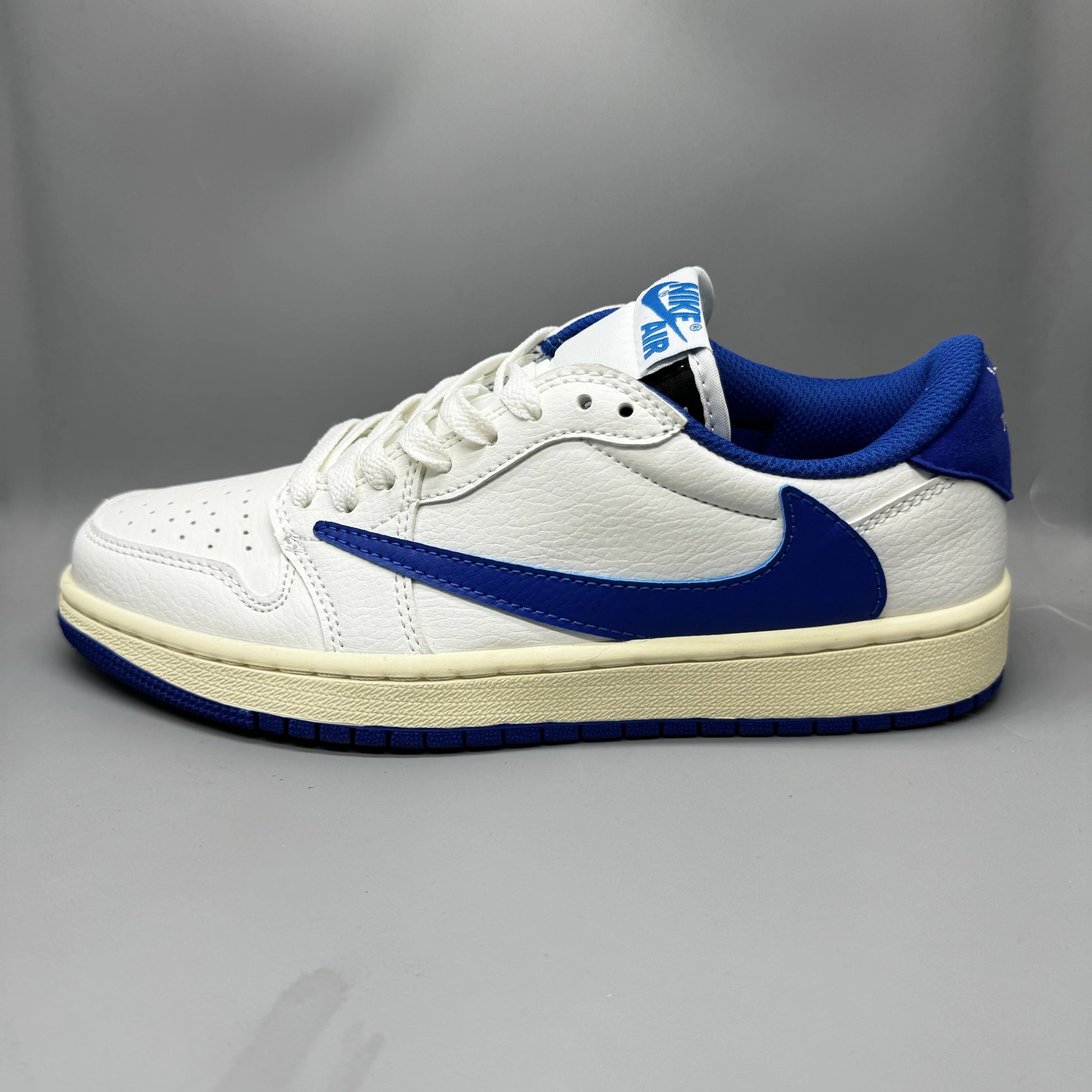 Nike Sneakers Low-top with reverse Swoosh — 23
