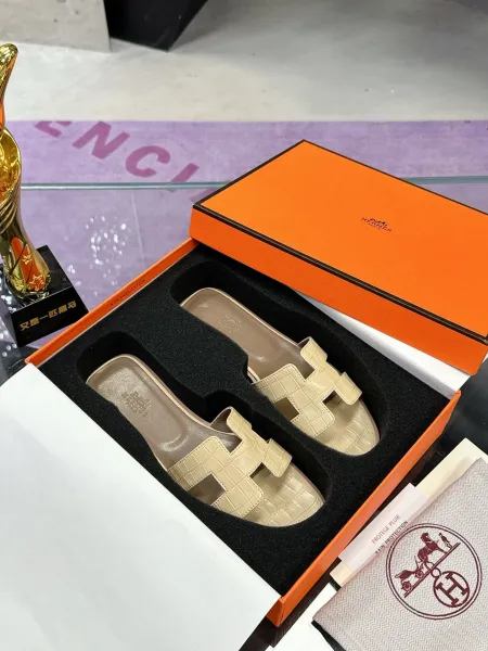 Hermès Oran Sandals Beige Crocodile-Embossed Leather Slippers - 1