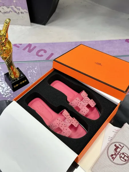 Hermès Oran Sandals Pink Crystal-Embellished Slippers - 1