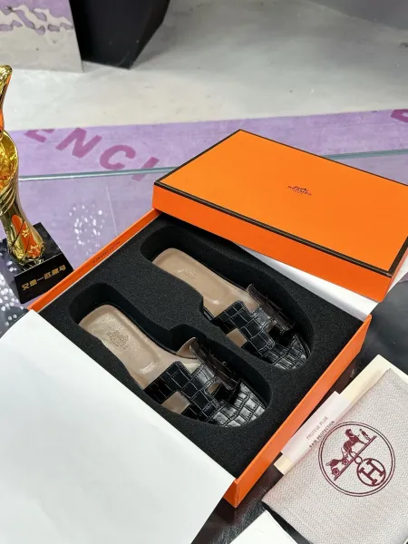Hermès Oran Slide Sandals Black Crocodile-Embossed Leather Slippers - 1